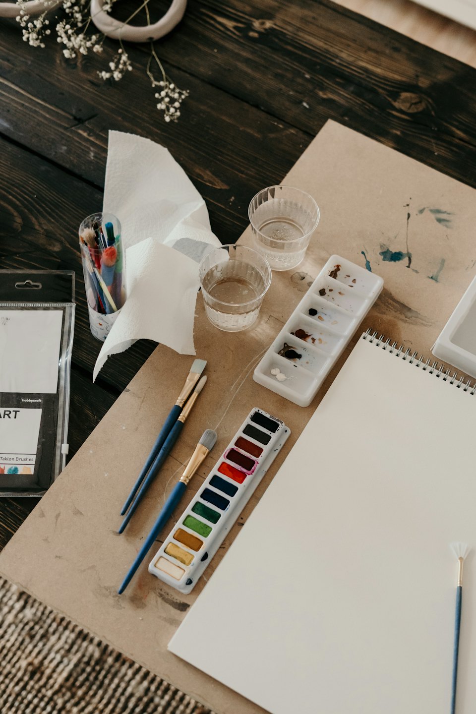 Materiale artistico per pittura su un tavolo rustico di legno.
